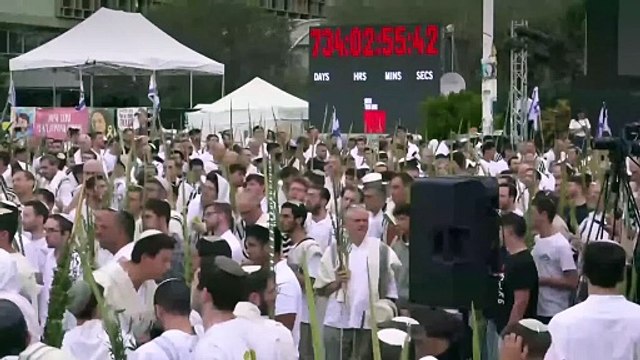 Tel Aviv si raccoglie in preghiera mentre Israele avanza verso la tregua a Gaza
