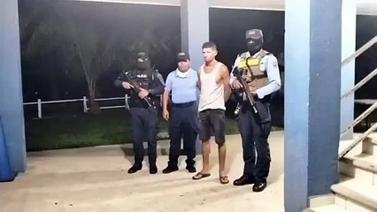 Detienen a guía turístico en Roatán por robo de vehículo