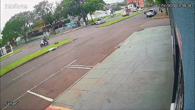 Câmera de segurança registra colisão que deixou motociclista ferido na Avenida Brasil, em Cascavel