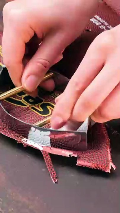 Even Taylor Swift would be jealous of this bag! Amazing reuse of an American ball into an accessory. 🏈