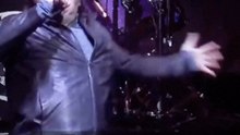 Complètement possédé, le président argentin Javier Milei présente son nouveau livre sur scène lors d'un show très rock