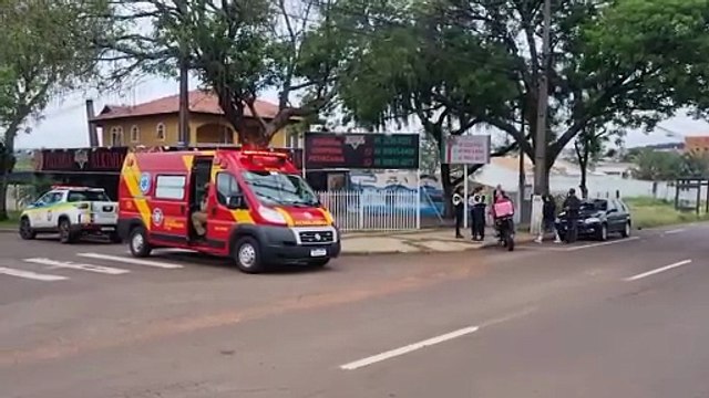Motociclista sofre fratura no pé após colisão entre moto e Prisma na Avenida Brasil, em Cascavel