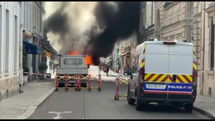 A Parigi, mentre il governo va in fumo, scoppia un vero incendio
