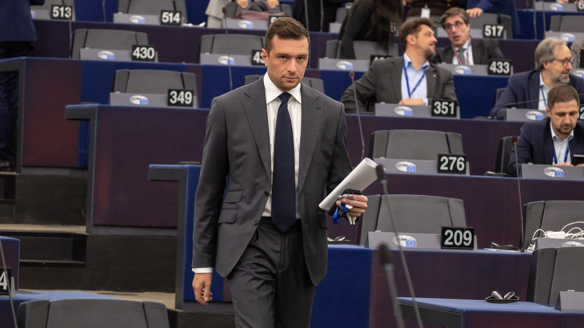 El ultraderechista Bardella pide la dimisión de Macron: "Hay un estancamiento democrático"