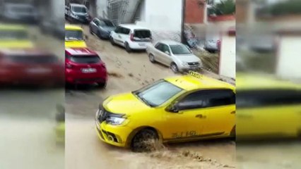 Bayraklı’da sokaklar göle döndü: Sağanak yağış hayatı felç etti!