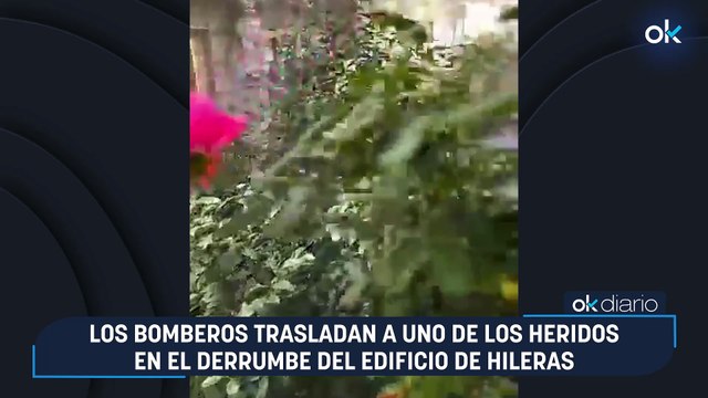 Los bomberos trasladan a uno de los heridos en el derrumbe del edificio de Hileras