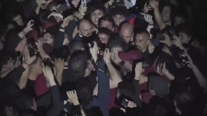 Milei, totalmente desatado, da un concierto de Rock ante miles de personas en Argentina