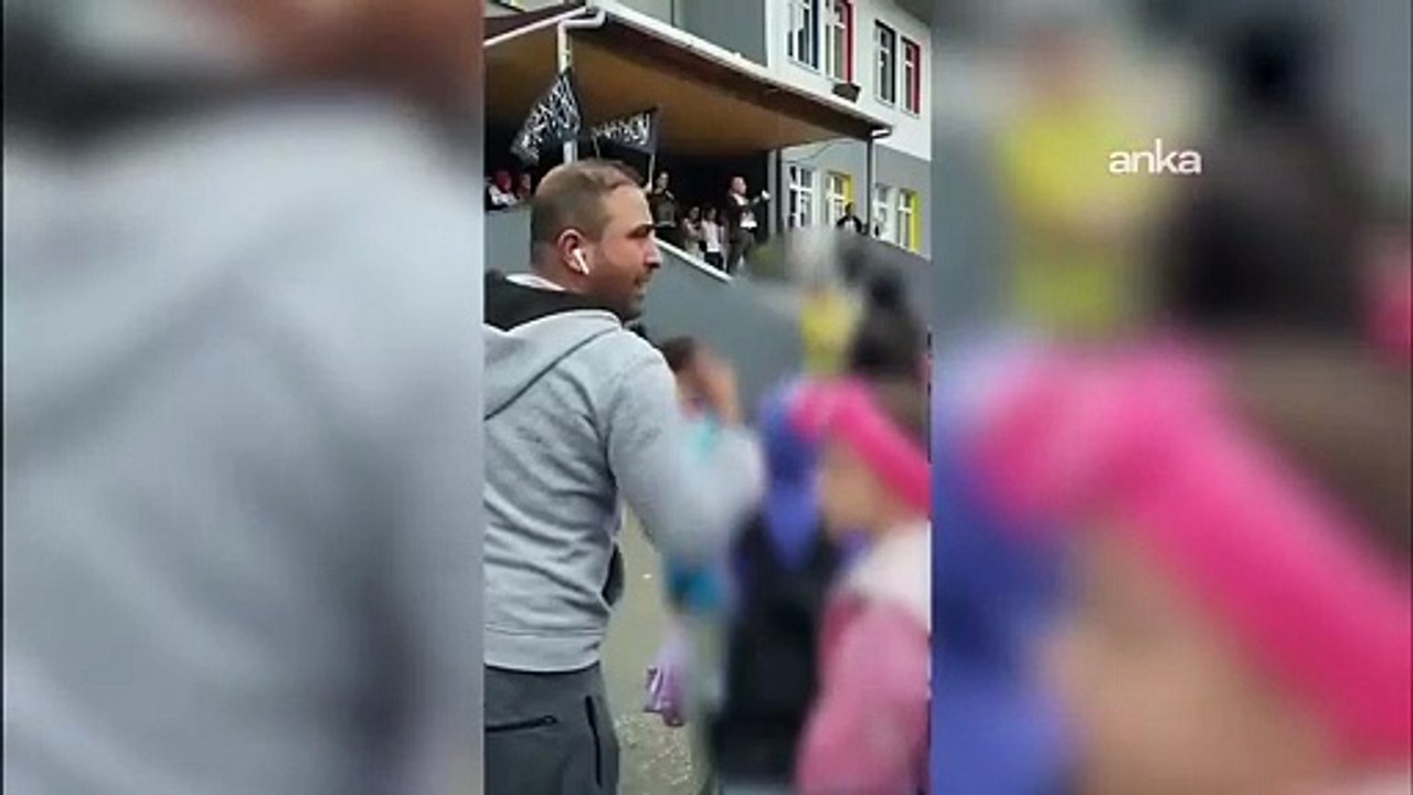 Bir öğrenciye Kelime-i Tevhid bayrağı taşıtıldığı görüldü