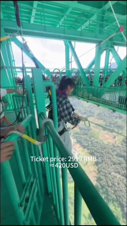 🇨🇳🌉 INSOLITE | Voici ce qu’il est désormais possible de faire depuis le plus haut pont du monde, construit au-dessus du Grand Canyon de Huajiang, en Chine.