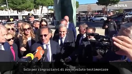 La Russa rende omaggio alla statua di Wojtyla: "Scritta ignobile"