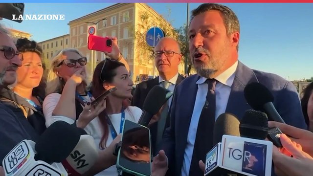 Salvini contestato a Livorno, lui risponde coi baci