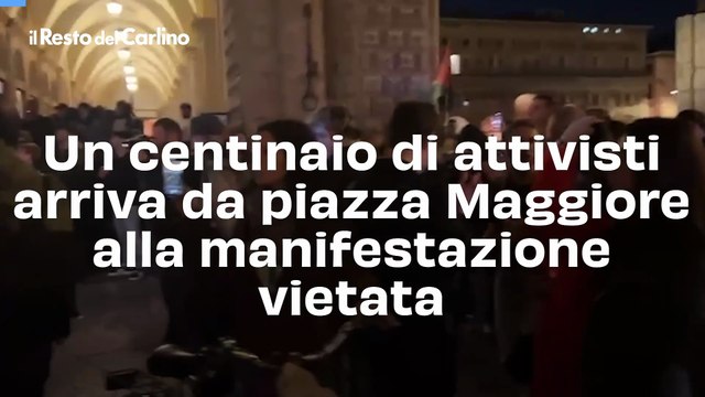 Un centinaio di attivisti arriva da piazza Maggiore alla manifestazione vietata. Il video