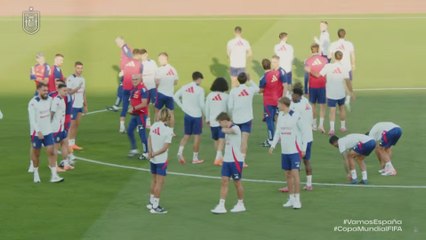 ¡Huijsen no entrena con la Selección, se queda en la bicicleta y recibe a fans en masa!
