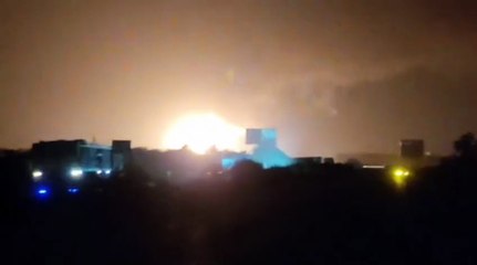 गैस सिलेंडर लदे ट्रक में आग लगने के बाद हो रहे धमाके