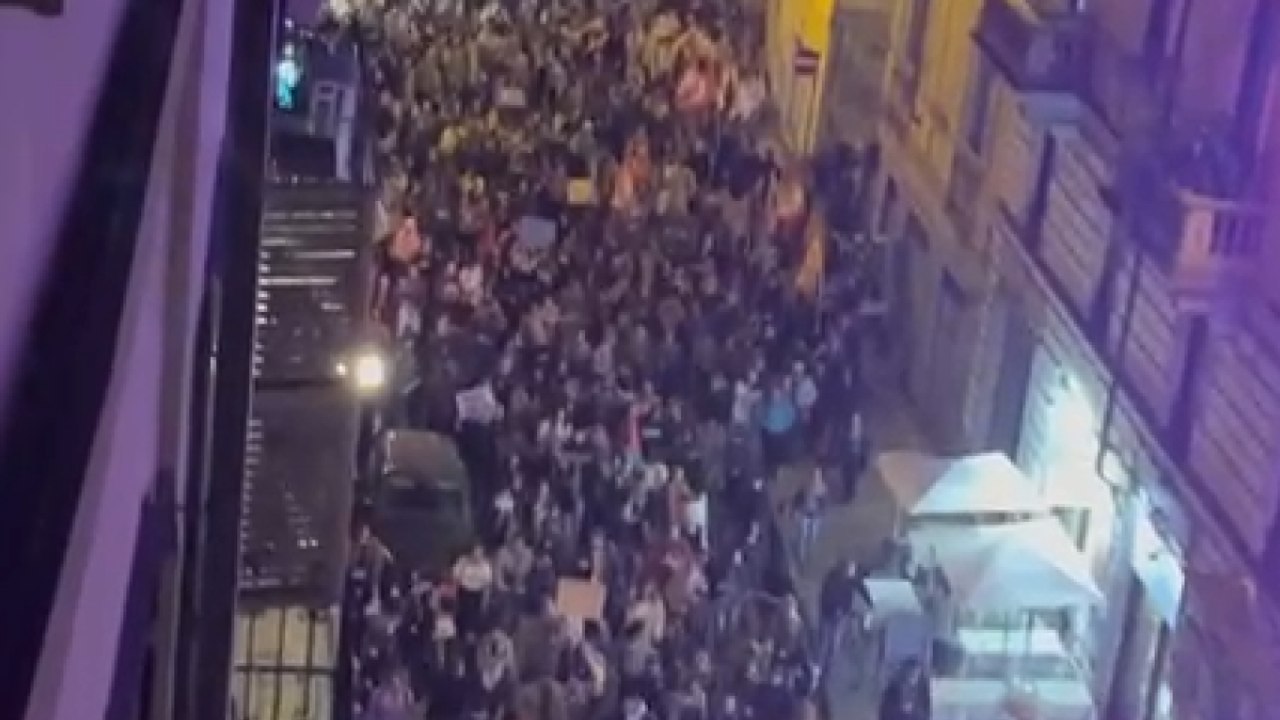 Torino, il corteo per Gaza nell'anniversario del 7 ottobre nonostante il «no» della Prefettura: migliaia in partenza da piazza Castello