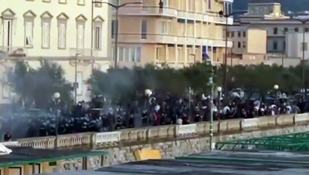 Livorno, tensione e cariche all'iniziativa della Lega con Matteo Salvini. Contestato il ministro