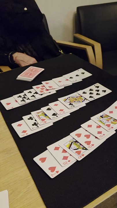 Tour de magie des 21 cartes dinguerie de magicien close up