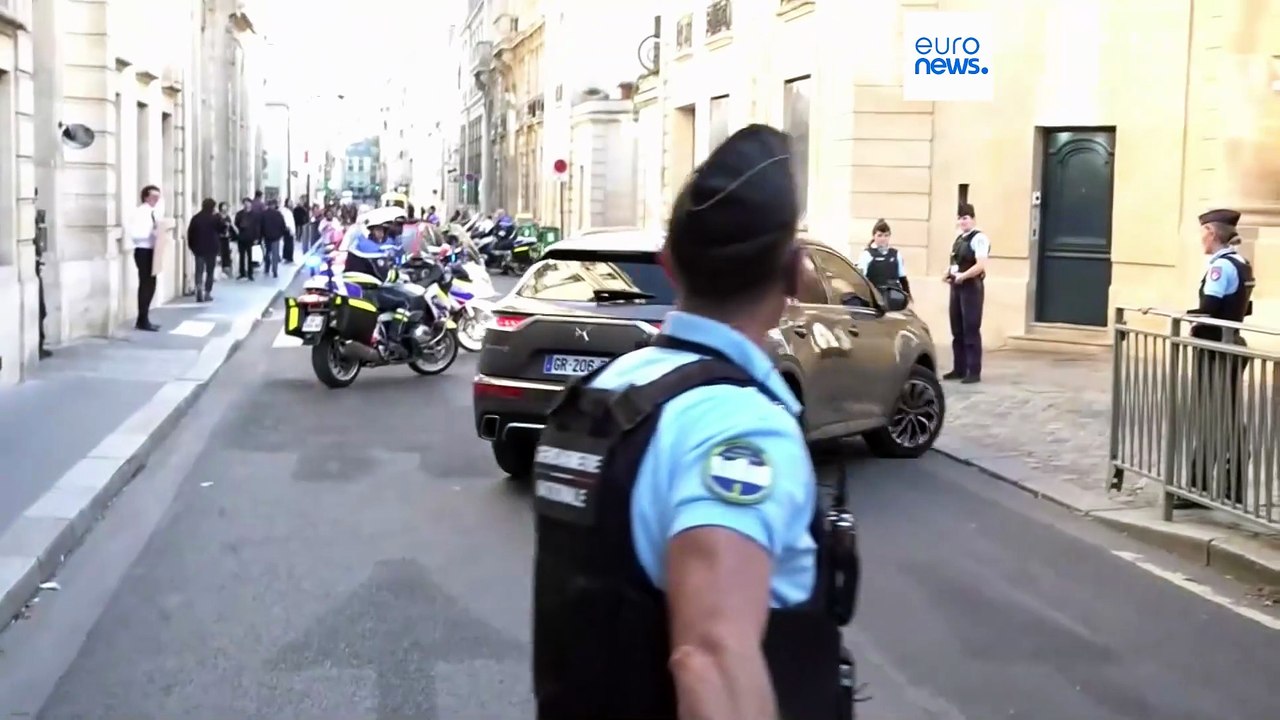 Με την πλάτη στον τοίχο: Ο Μακρόν απομονώνεται όλο και περισσότερο καθώς η πολιτική κρίση βαθαίνει