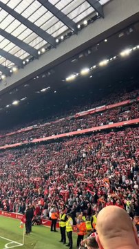 🔴 Liverpool est en crise.Trois défaites d’affilée, une défense décimée et un pressing devenu inefficace. Même Van Dijk tire la sonnette d’alarme, réclamant une “réaction urgente”. Klopp cherche encore la bonne formule pour relancer ses hommes…
