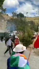 Presidente de Ecuador sale ileso de ataque a balazos a su caravana