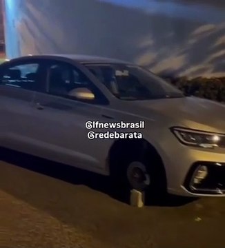 Carro é encontrado apoiado em tijolos após ter pneus furtados