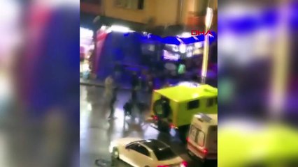 İzmit'te jiletli saldırgan vurularak öldürüldü! Etrafına toplanan kalabalık silah sesiyle şoke oldu