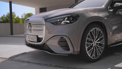 The all-new electric Mercedes-Benz GLC 400 in Lavendel Exterior Design