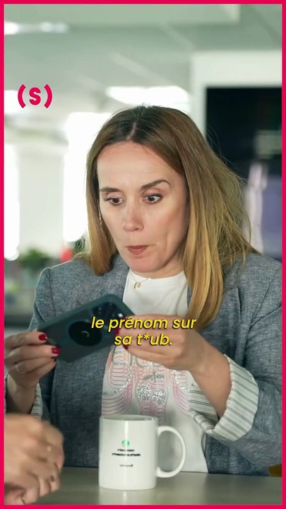 Y’a des jours où on aimerait juste ne pas être dans la boucle... Surtout celle du boss ! 😅 « À côté », c’est tous les mardis soir sur Simone ! Et chaque vendredi, retrouvez @Anne_Depetrini sur scène @aupointvirgule ! __ @anne_depetrini @bnjmngdj @didie