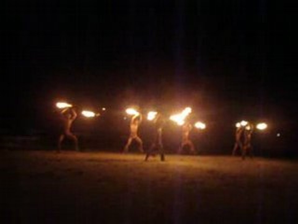JONGLER DE FEU A KOH CHANG SUR LA PLAGE