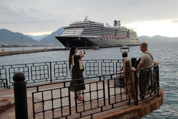 Kruvaziyer fırtınası sürüyor: Hollanda bayraklı gemiden 1878 turist indi