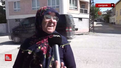 Eskişehir'de belediyenin oturacak yer yapmadığı duraklara vatandaş evinden koltuk getirdi