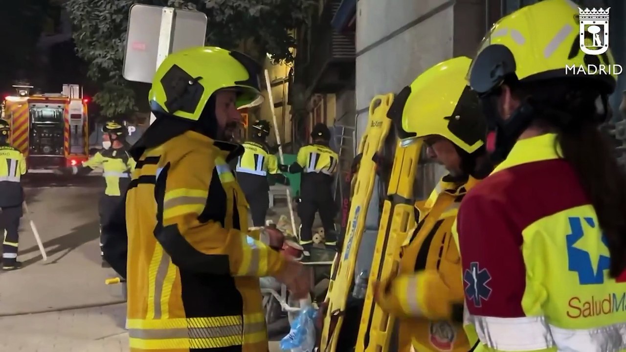 Bomberos rescatan los cuerpos sin vida de los cuatro desaparecidos en el derrumbe de Madrid