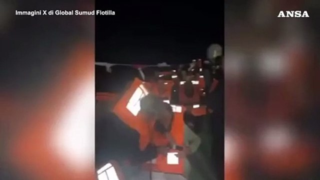 Attacco nuova Flotilla, durante l'abbordaggio israeliano gli attivisti gettano i dispositivi in mare