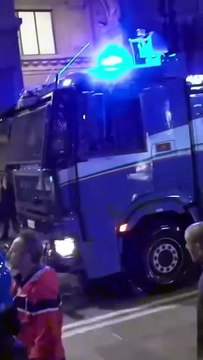 Scontri a Piazza Maggiore: manifestazione pro-Palestina vietata sfocia in disordini con feriti e fermi