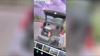 Ruba zaini e borse di un turista, incastrato dalla dash cam dell'auto