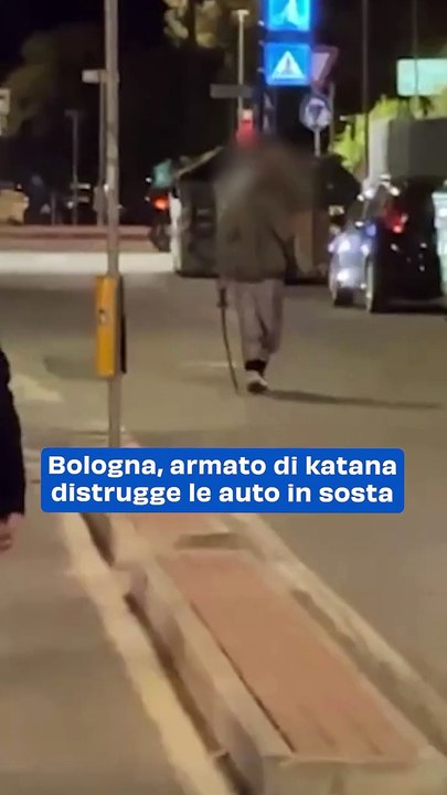 Paura a Bologna: uomo armato di katana distrugge auto in via San Donato