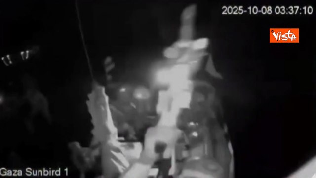 Intercetta da Israele la nuova Flotilla a 120 miglia nautiche da Gaza, a bordo anche 9 italiani