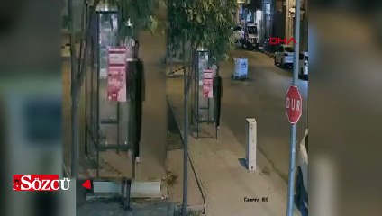 Otobüs durağının camını tekmeyle kırdı; olay kamerada