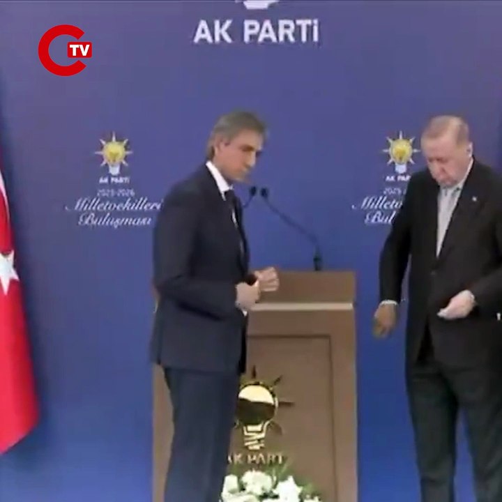 Cumhurbaşkanı Erdoğan, CHP'den istifa edip AK Parti'ye katılan ,Ardahan Göle Belediye Başkanı Gökhan Budak’a rozetini taktı