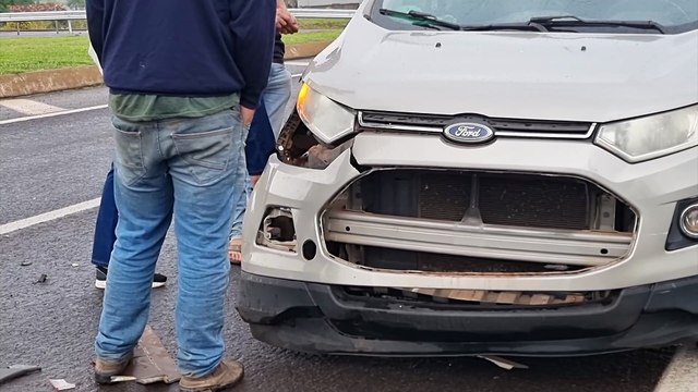 Ecosport e caminhão se envolvem em colisão na BR-277, em Cascavel