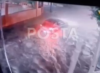 VIDEO | Auto es arrastrado más de 200 metros por la corriente en Santiago
