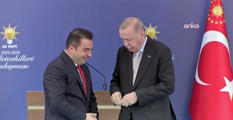 AK Parti'ye katılan milletvekilleri sırasıyla Erdoğan'ın elini öptü
