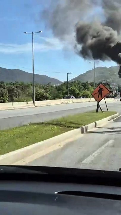 Ônibus é completamente consumido pelo fogo em Florianópolis