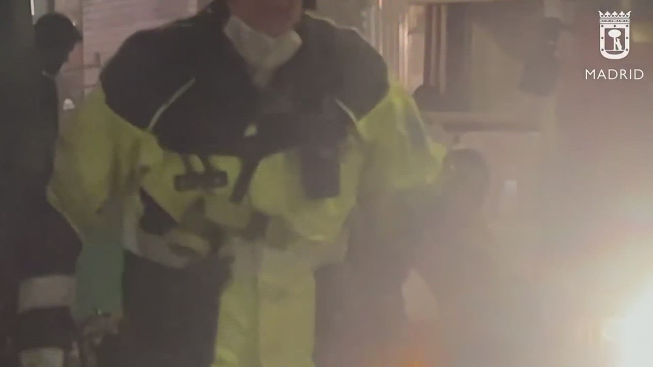 Bomberos rescatan los cuerpos sin vida de los cuatro desaparecidos en el derrumbe de Madrid