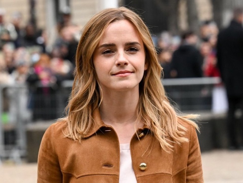 Emma Watson bei Pariser Fashion Week - Ein Detail fällt ins Auge