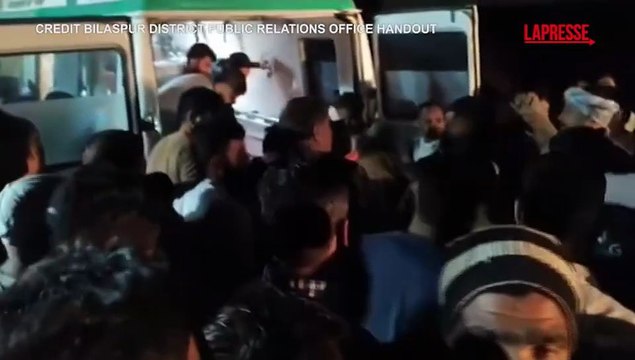 India, frana travolge autobus: le immagini dei soccorsi