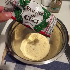 Frittata di farina di ceci con erbe e verdure