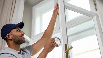 Mit Klebeband abgedichtete Fenster könnten bei Atomangriffen Leben retten