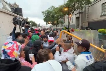 Antorchistas derriban vallas e irrumpen al Zócalo: exigen ampliar programas de vivienda en CDMX