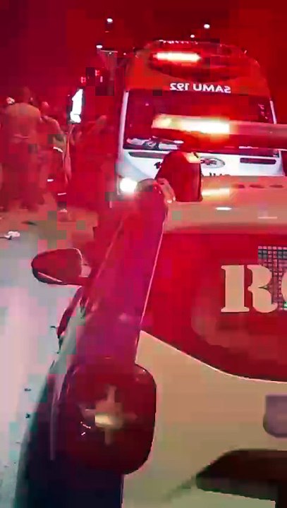 URGENTE: Policial militar fica preso nas ferragens de viatura após perseguição em túnel